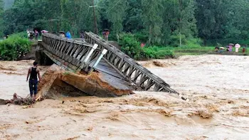 Latest Hindi News Weather : मणिपुर में बाढ़ से ब्रिज बहा, कई गांवों का संपर्क कटा