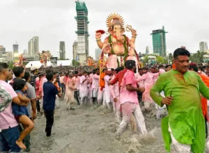 Mumbai : मुंबई में ढोल-ताशों की गूंज के साथ भक्तों ने बप्पा को विदाई दी