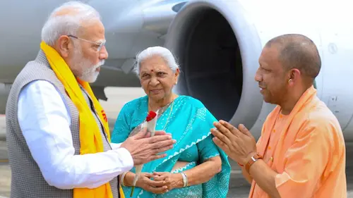 PM Modi in Varanasi : वाराणसी में पीएम मोदी का जोरदार स्वागत
