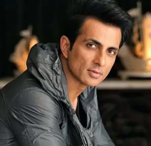 Latest Hindi News : बाढ़ पीड़ितों के लिए 100 भैंसें दान करेंगे सोनू सूद और मालविका
