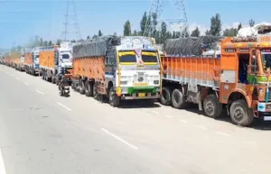 Latest Hindi News : कश्मीर हाईवे पर 5000 ट्रक जाम, व्यापारियों में नुकसान की चिंता
