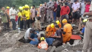 Latest News-Uttarakhand : मलबे में जिंदगी से जूझती मां