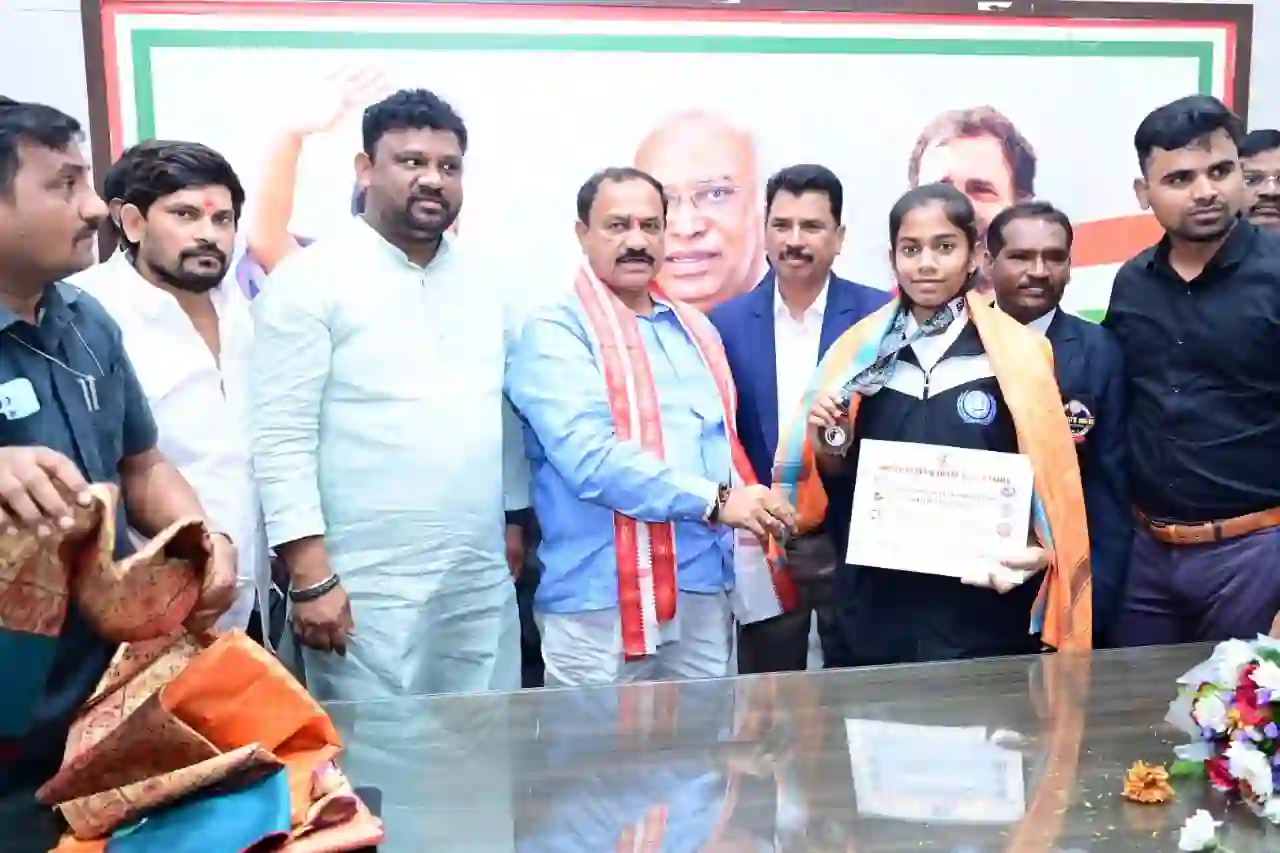 गांधी भवन में कराटे चैंपियनों का सम्मान