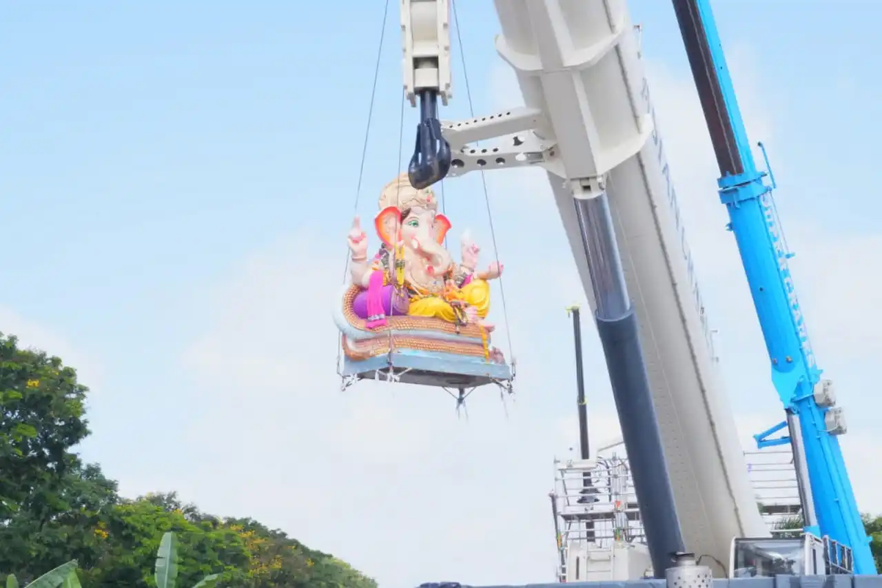 कड़ी सुरक्षा के बीच हैदराबाद में गणेश विसर्जन शुरू, चप्पे-चप्पे पर पुलिस बल तैनात