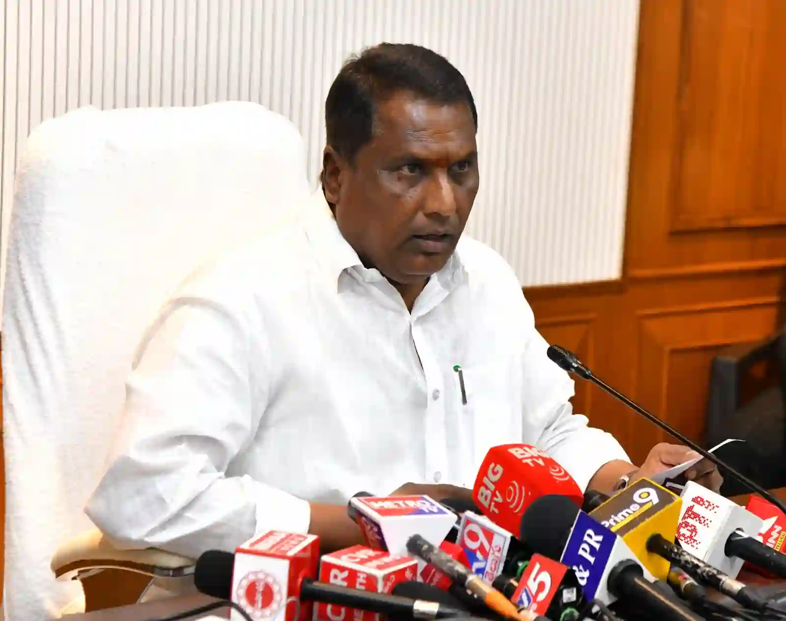 एससी-एसटी के छात्रों के कल्याण को सर्वोच्च प्राथमिकता: मंत्री अदलुरी लक्ष्मण