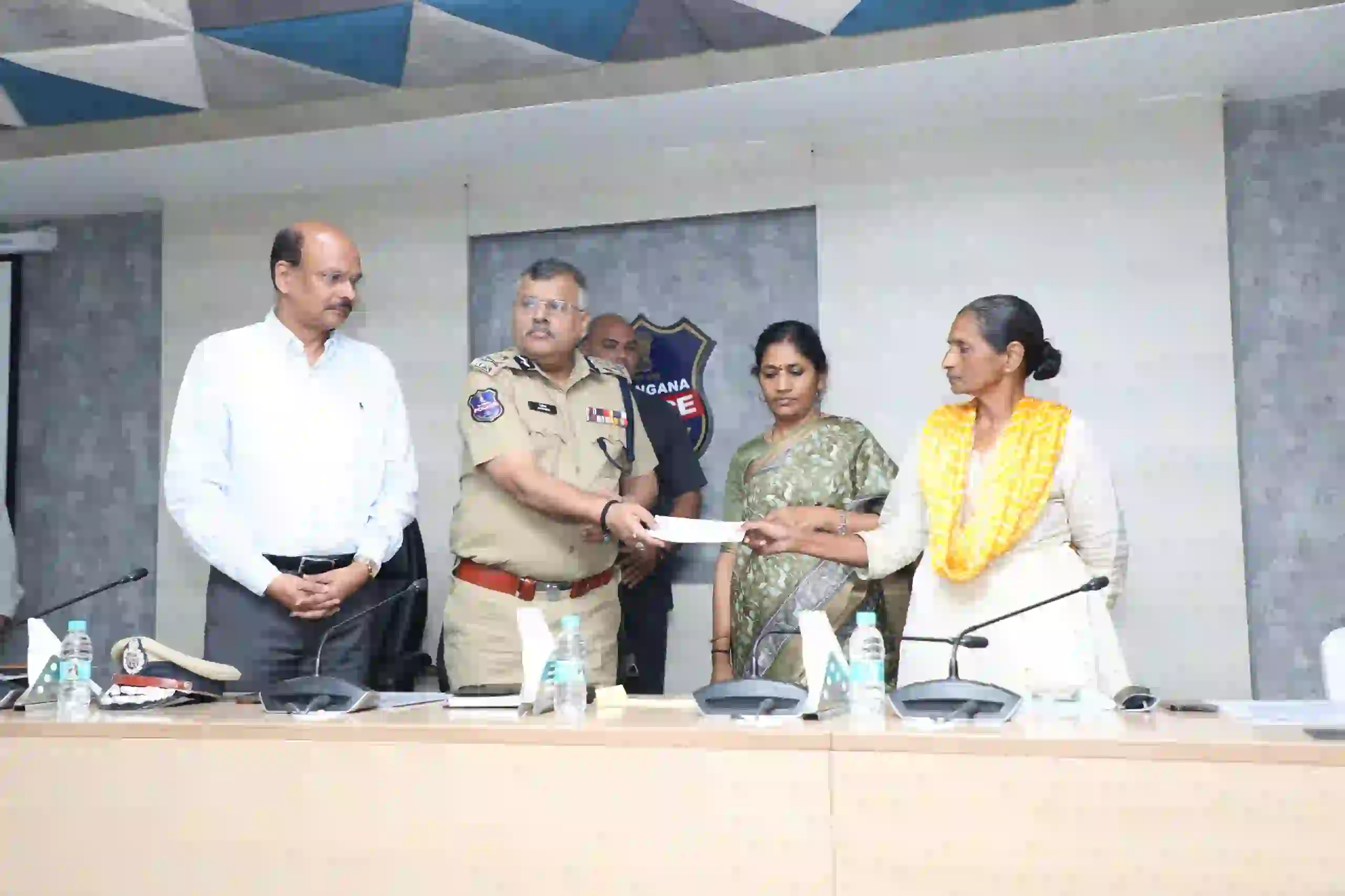 25 लाख की इनामी महिला माओवादी कमांडर “कल्पना” का आत्मसमर्पण