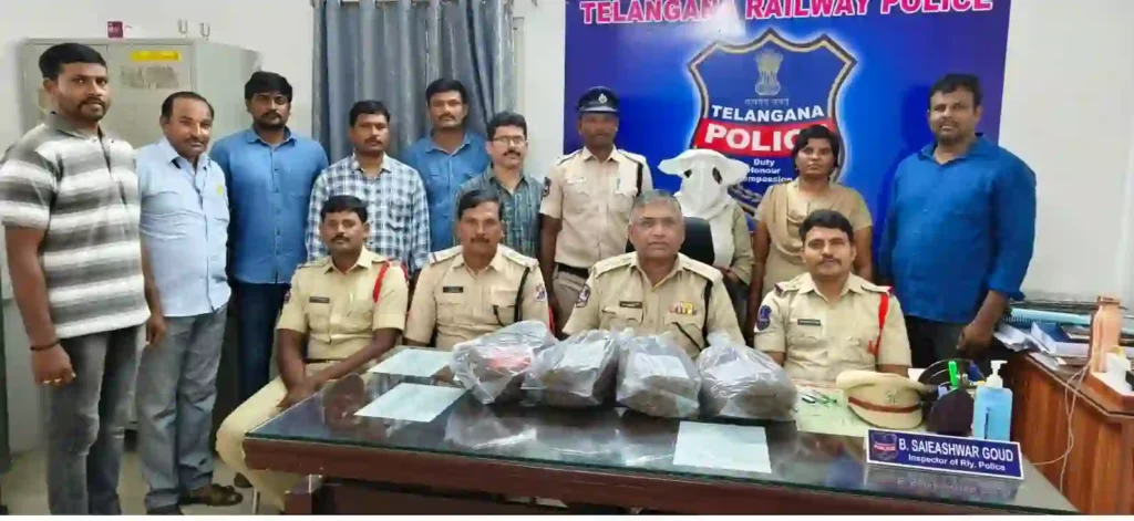 News Hindi : रेलवे स्टेशन से महिला तस्कर गिरफ्तार, चार लाख का गांजा बरामद