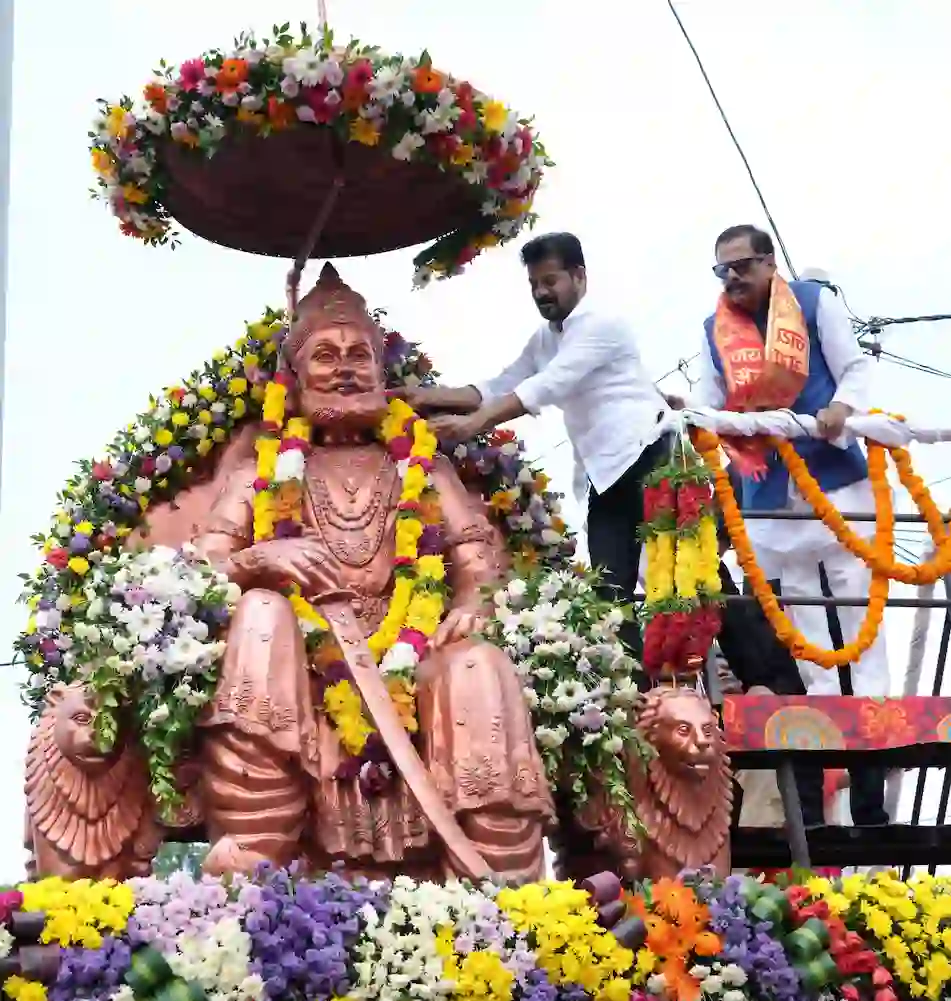 News Hindi : महाराजा अग्रसेन की विशाल प्रतिमा पर सीएम रेवंत रेड्डी ने किया माल्यापर्ण