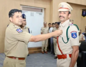 News Hindi : असाधारण सेवा के लिए 122 पुलिसकर्मियों को पदक