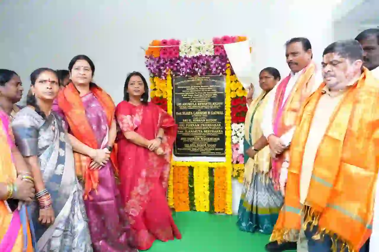 मंत्रियों ने लाखों की लागत से बने महिला भवन का उद‍्घाटन किया