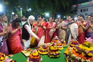 News Hindi : बतुकम्मा उत्सव में शामिल हुए पत्नी समेत राज्यपाल