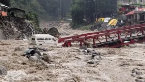 Flood: उत्तर भारत में कहर बरपा रहीं हिमालय से निकली नदियां