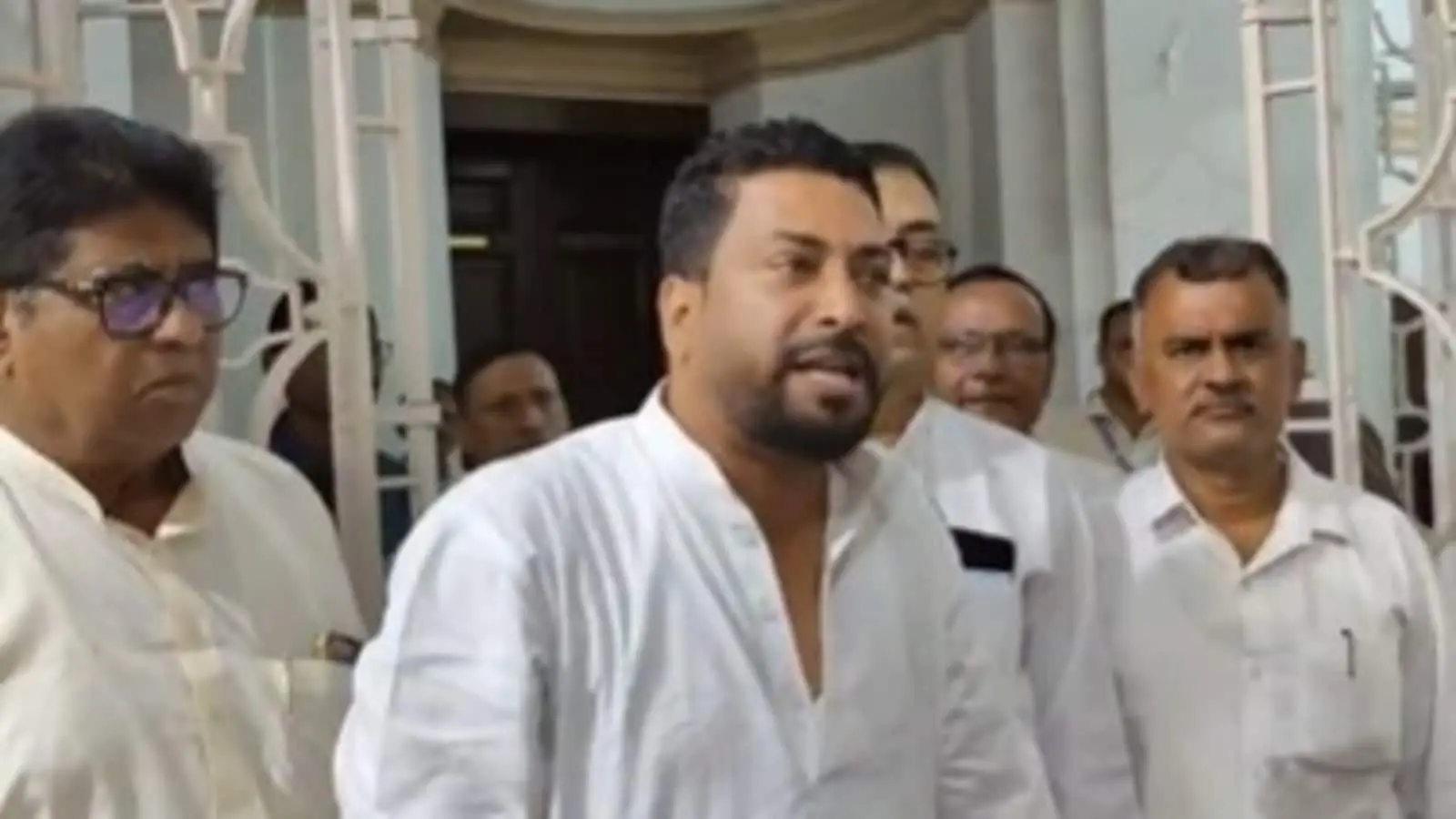 बंगाल विधानसभा में हंगामा , पांच बीजेपी विधायक निलंबित