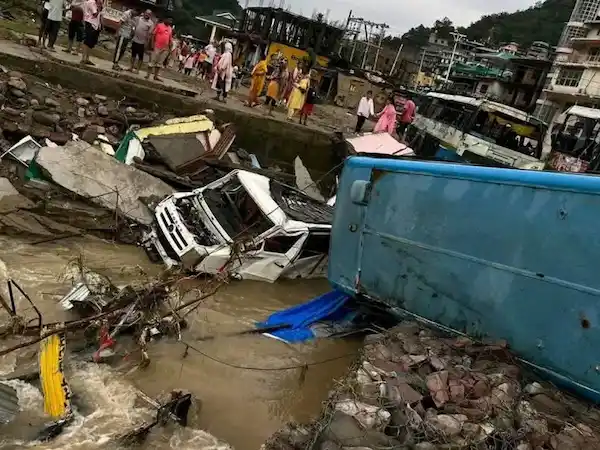 Hindi News: हिमाचल के मंडी में बारिश का कहर, 3 की मौत और 2 लापता