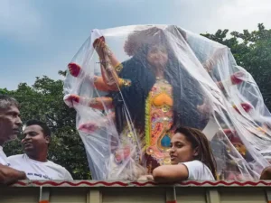 Hindi News: कोलकाता में भारी बारिश से दुर्गा पूजा पर असर, कई इलाकों में जलजमाव