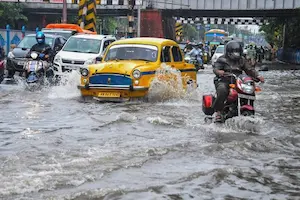 Latest Hindi News : कोलकाता में मूसलाधार बारिश से जनजीवन ठप, मेट्रो सेवा बाधित