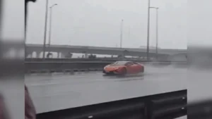 Mumbai: बारिश में फिसली करोड़ों की Lamborghini, डिवाइडर से टकराई