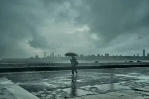Heavy rain wreaks havoc in Mumbai: IMD ने रेड अलर्ट जारी किया, जनजीवन प्रभावित