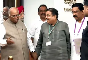 National : उपराष्ट्रपति चुनाव :  गडकरी-खड़गे साथ-साथ दिखे