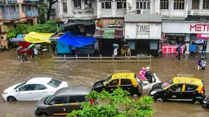 Latest Hindi News : बारिश बनी आफत : महाराष्ट्र में 10 लोगों की जान गई, 11,800 लोग रेस्क्यू