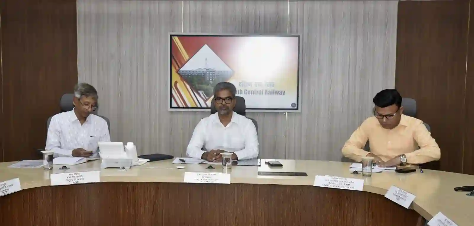 महाप्रबंधक का निर्बाध ट्रेन संचालन के लिए हर आवश्यक कदम उठाने के निर्देश