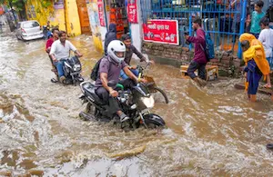 Latest Hindi News : बिहार में 24 घंटे की बारिश से तबाही, स्कूल और जनजीवन प्रभावित