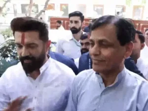 तीन दिन की बातचीत के बाद माने चिराग पासवान