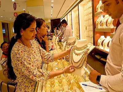 Breaking News: Gold: सोना और चांदी रिकॉर्ड स्तर पर