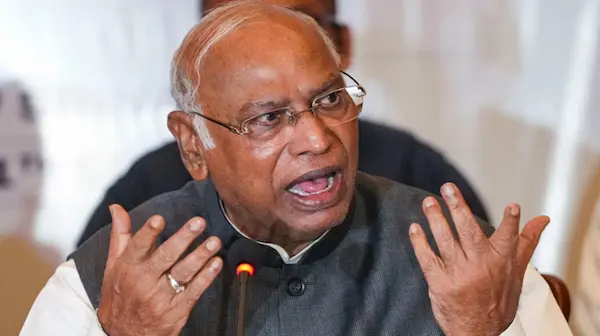 Breaking News: Kharge: खड़गे ने RSS पर बैन लगाने की मांग की
