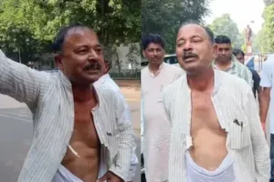 टिकट नहीं मिलने पर कुर्ता फाड़ कर विरोध