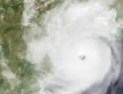 Latest Hindi News : चक्रवात ‘मोंथा’ का असर बढ़ा, छठ पर्व पर बिहार में बारिश की आशंका