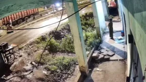 Latest News : बारिश से बच रही थी महिला, सड़क किनारे हुआ हादसा