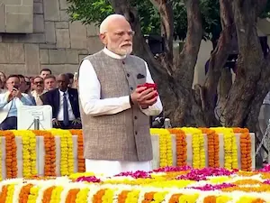 Latest Hindi News : जयंती पर याद किए गए गांधी और शास्त्री, पीएम मोदी ने दी श्रद्धांजलि