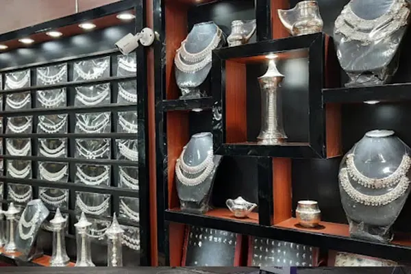 Breaking News: Silver: चांदी की कीमतों में 100% उछाल