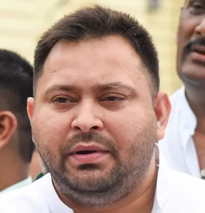 Latest Hindi News :  तेजस्वी का चुनावी ऐलान : जीविका और संविदा कर्मियों को मिलेगा स्थायी दर्जा