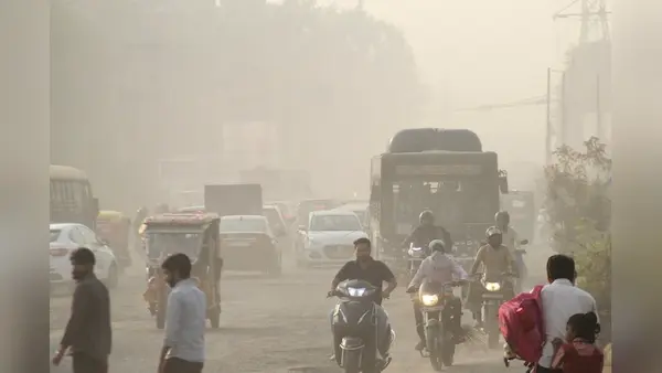 Breaking News: Toxic: दिवाली से पहले दिल्ली की हवा हुई ज़हरीली