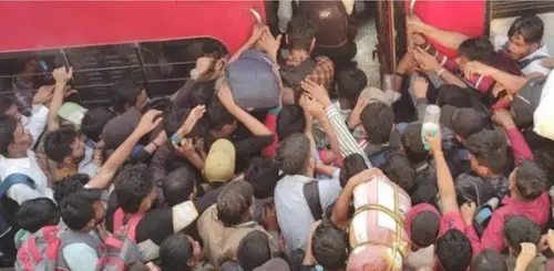 Latest News : ट्रेन में भीड़ का कहर, दम घुटने से युवक की मौत