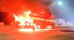 आगरा एक्सप्रेस-वे पर चलती बस में लगी आग, 39 यात्री बाल-बाल बचे