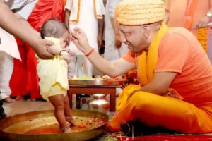 News Hindi : सीएम योगी ने बेटियों के पांव पखारे, की मातृ शक्ति की आराधना