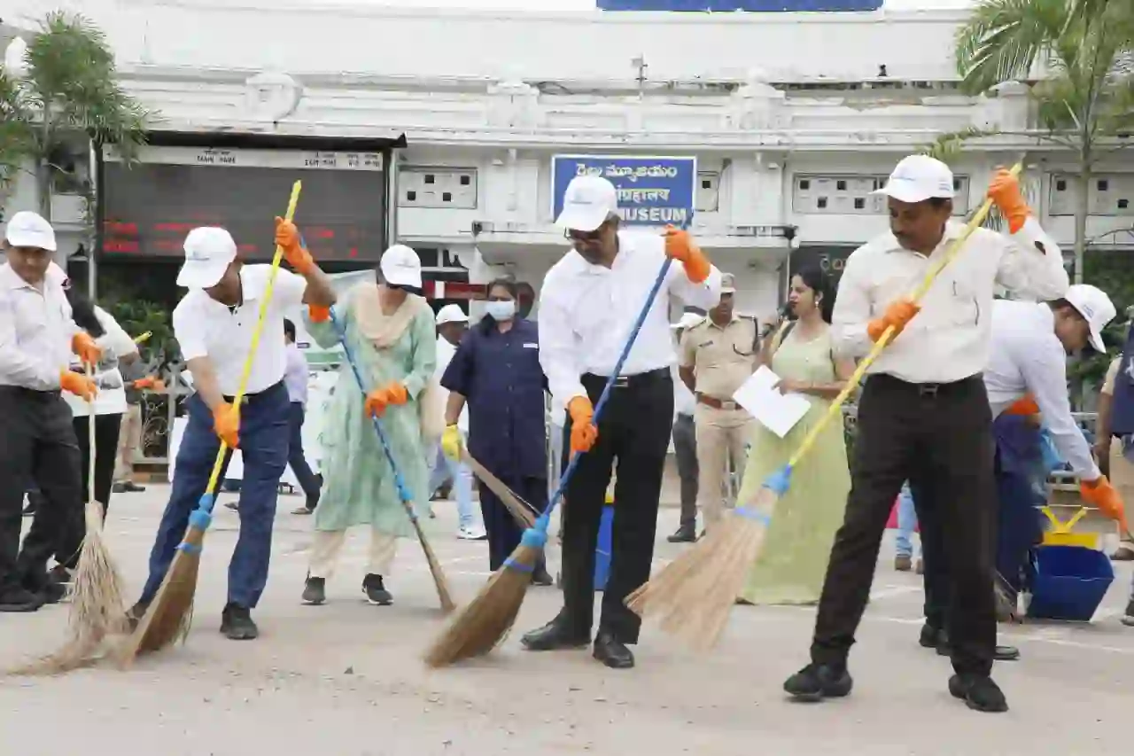 दक्षिण मध्य रेलवे ने शपथ लेकर स्वच्छता उत्सव मनाया