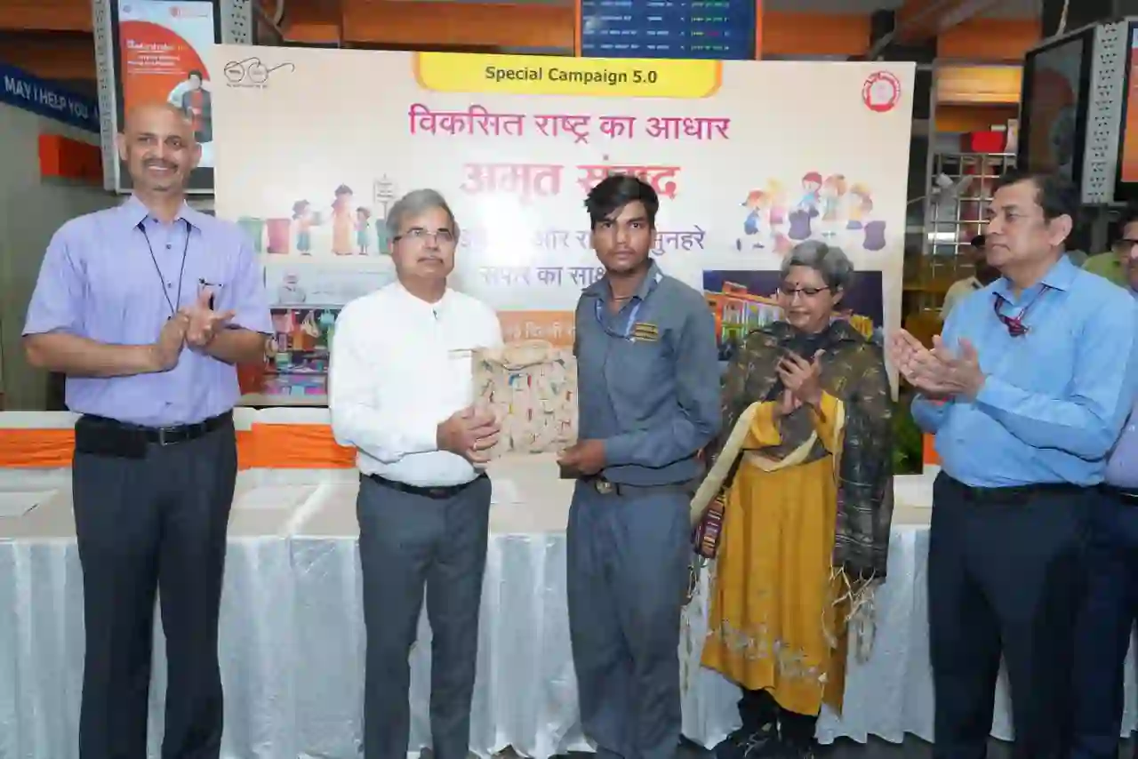 रेलवे बोर्ड अध्यक्ष ने, अमृत संवाद में भाग लिया और यात्रियों से बातचीत की