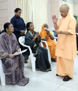 News Hindi: किसी के चेहरे पर मुस्कान लाना ईश्वर की सेवा के समान : योगी आदित्यनाथ