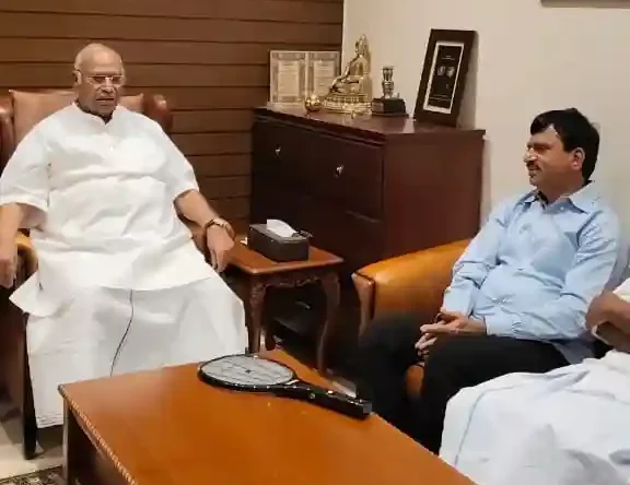 मंत्री ने खड़गे को इंदिरम्मा इंदला योजना की जानकारी दी