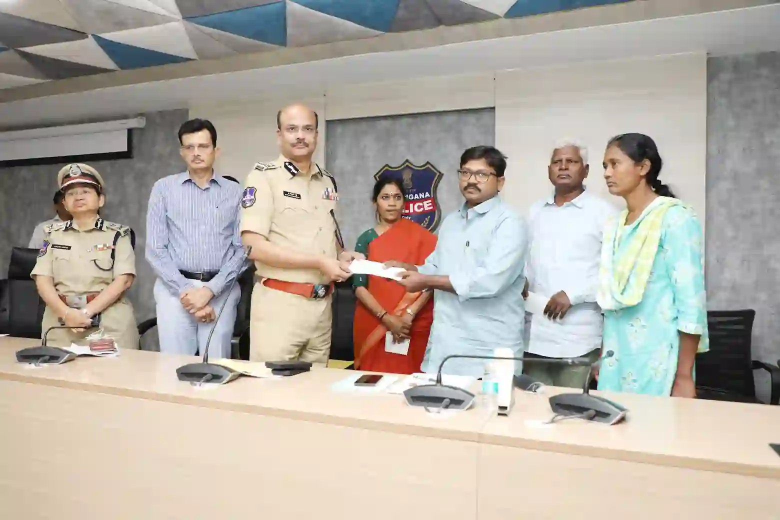 तीन शीर्ष माओवादी नेताओं का आत्मसमर्पण, लाखों का था इनाम