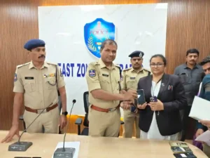 सौ मोबाइल फोन बरामद, पाते ही लोगों के चेहर खिल उठे