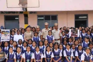 पुलिस ने छात्रों को दी कई सीख, खतरों से किया आगाह