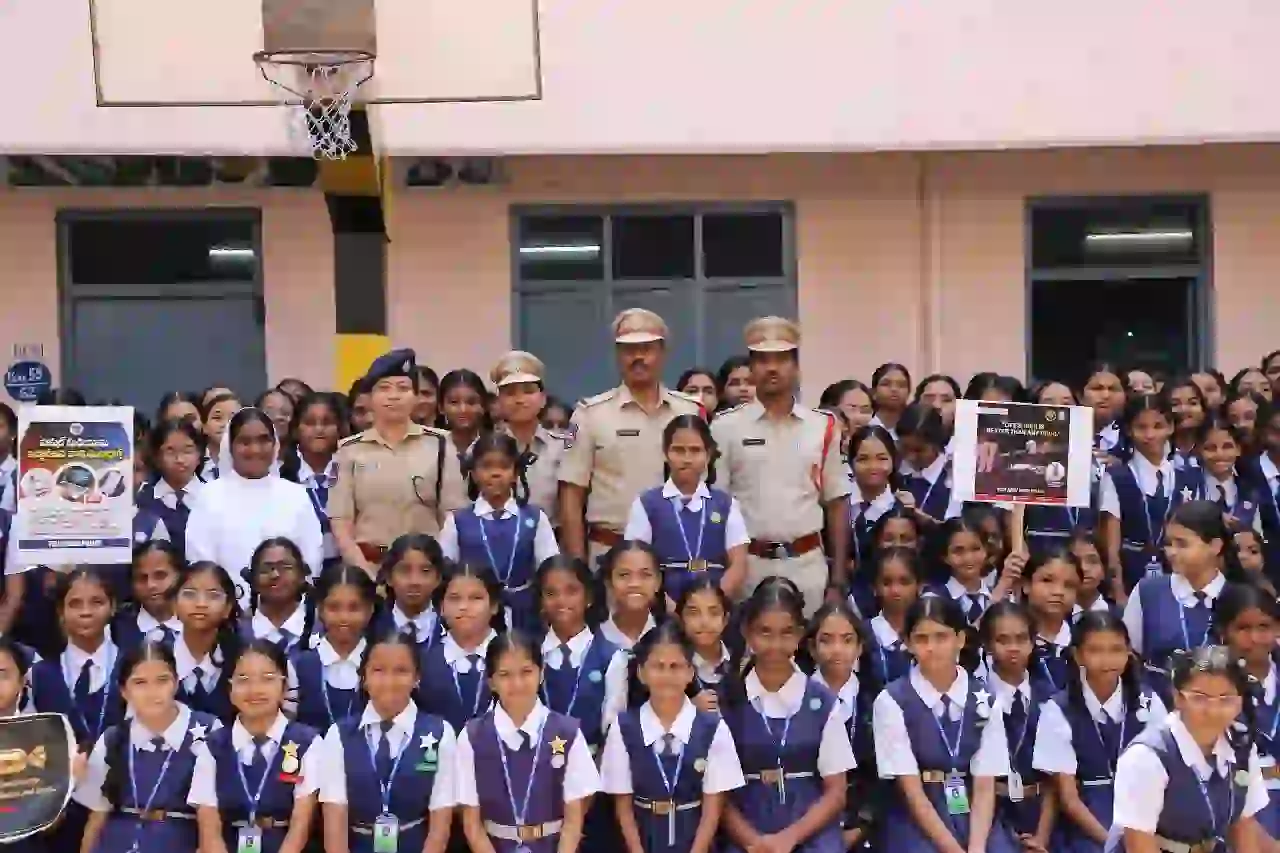 पुलिस ने छात्रों को दी कई सीख, खतरों से किया आगाह