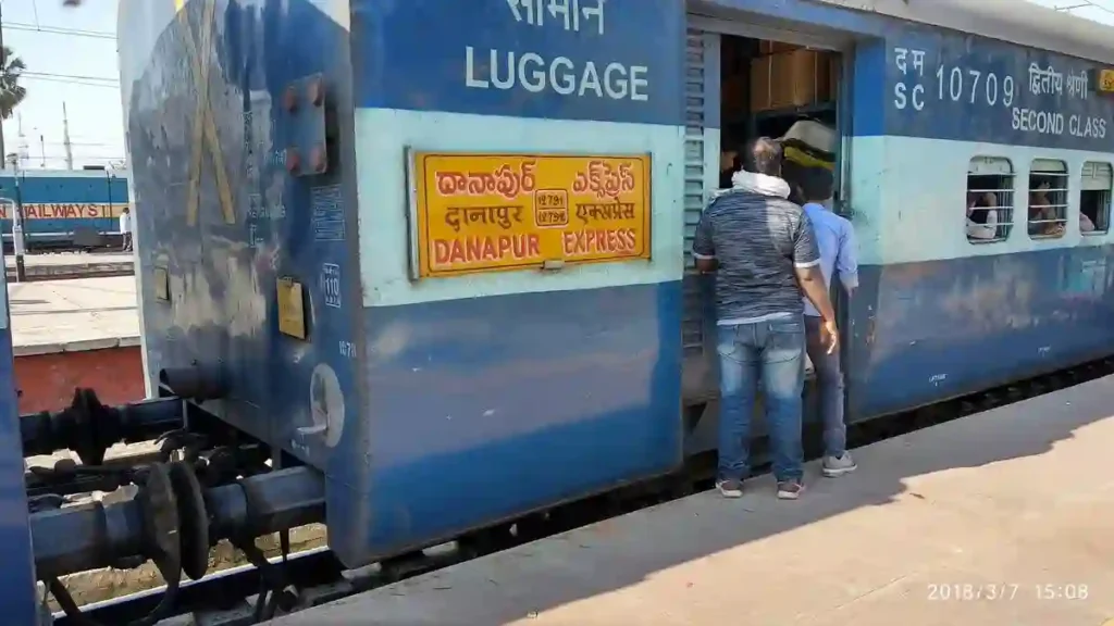 News Hindi : नई ट्रेन चलाने की मांग नहीं हुई पूरी, महापर्व छठ पर घर पहुंचना हुआ मुश्किल