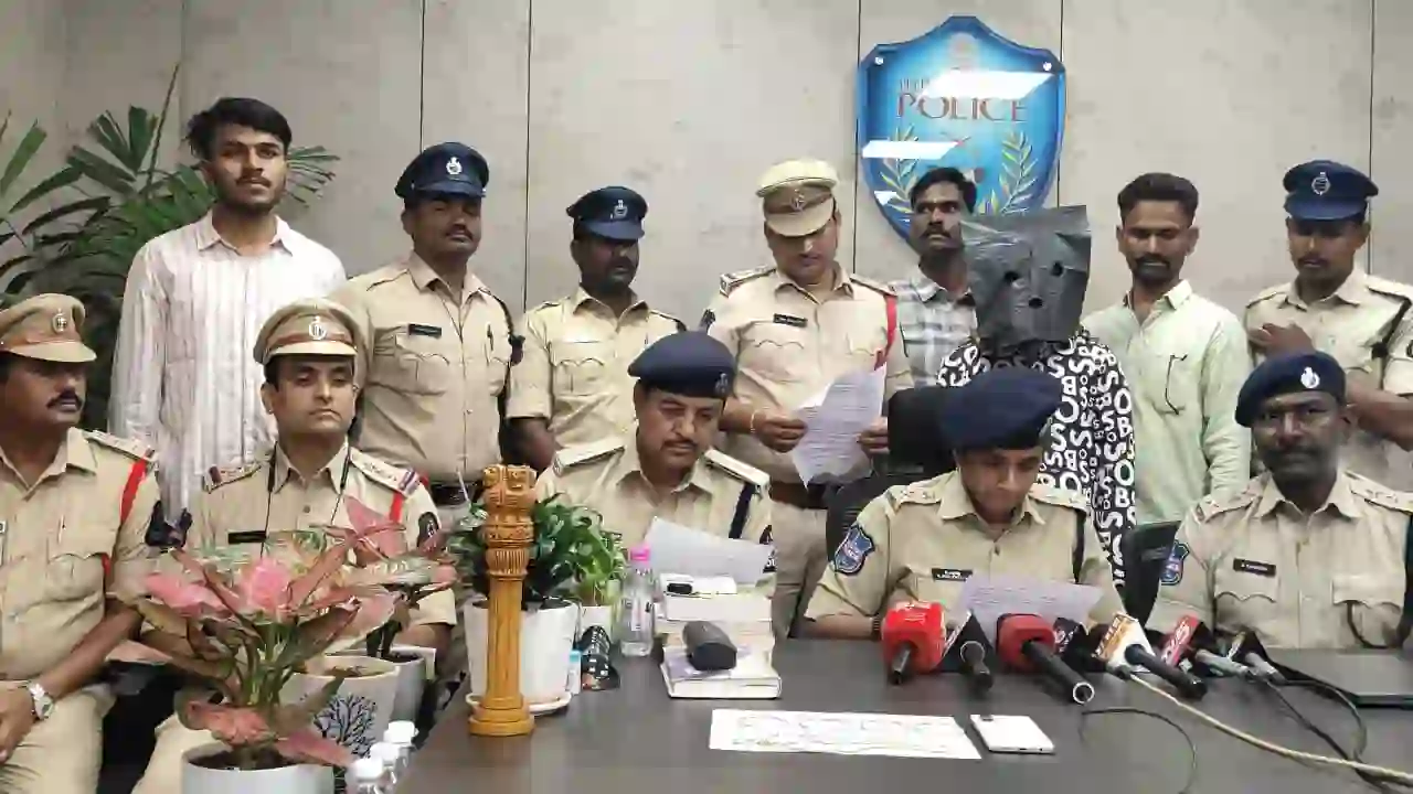 घर में लूटपाट करने वाला नौकर गिरफ्तार, सोने के आभूषण बरामद