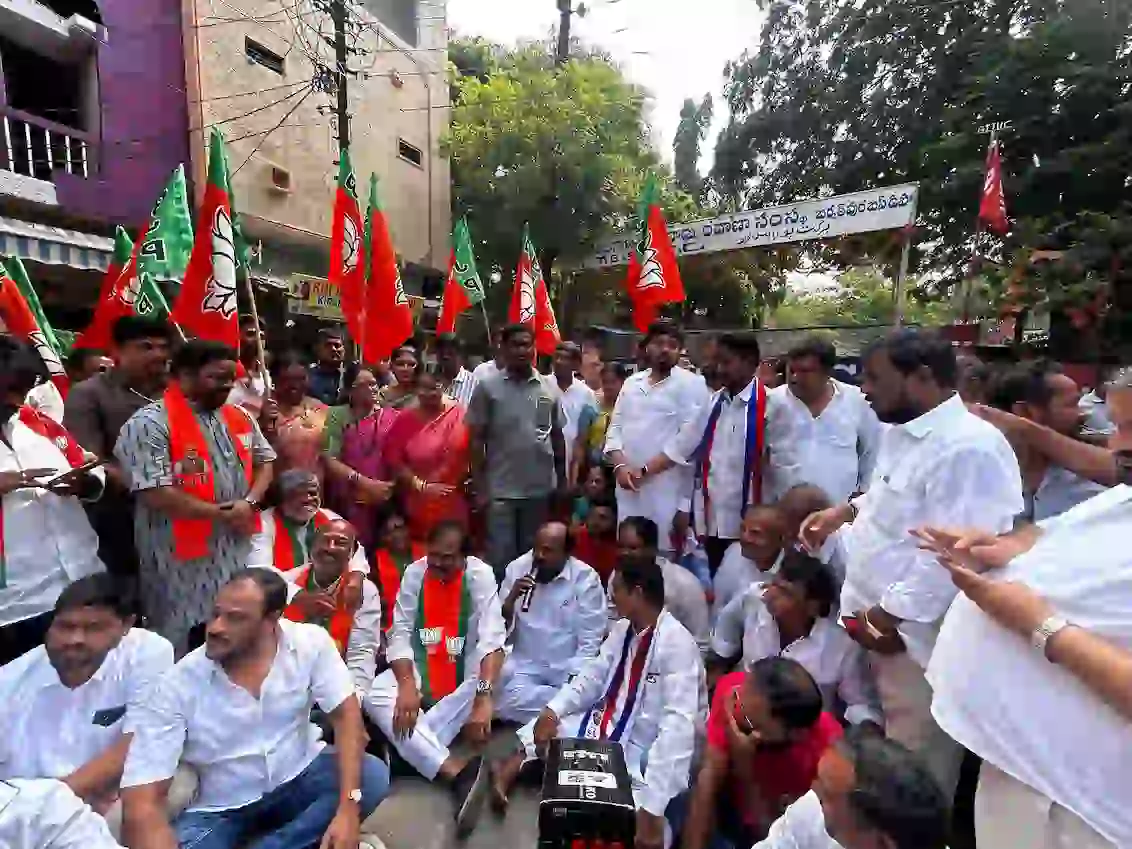 पिछड़ा वर्ग आरक्षण बंद के दौरान कुछ हिस्सों में तोड़फोड़ व  यात्री भी परेशान रहे